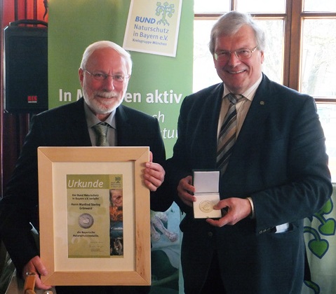 Verleihung der Bayerischen Naturschutzmedaille von Prof. Dr. Hubert Weiger (re.) an Manfred Siering (li.)